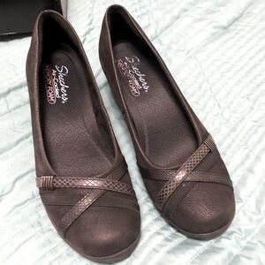 Sketchers size 9.5 air-cooled memory foam dress shoes.